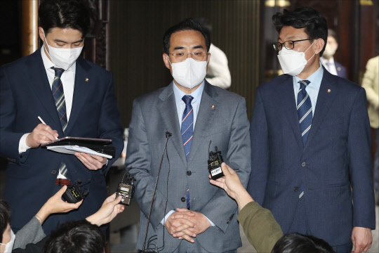 박홍근 더불어민주당 원내대표가 22일 오전 국회에서 열린 비공개 의원총회를 마친 뒤 취재진에게 회의 내용을 설명하고 있다.   [국회사진기자단]